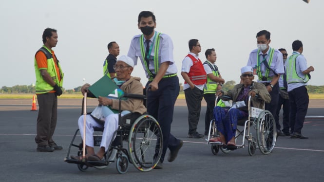 Jemaah haji kloter terakhir tiba di Bandara Juanda Surabaya.