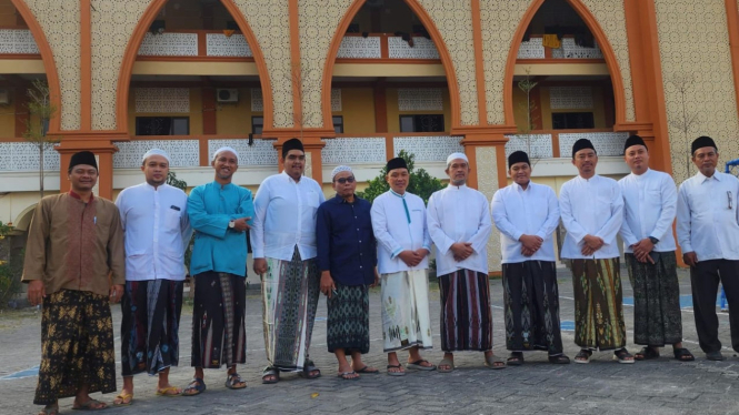 Cabup Gresik dari PKB bersama pengasuh Ponpes Gresik