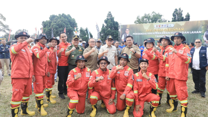 Pj Gubernur Jatim di acara apel siaga pengendalian karhutla.