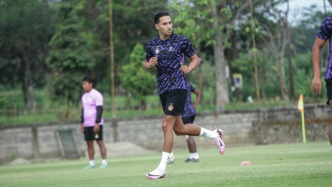 Striker baru Persik Kediri Ezra Walian