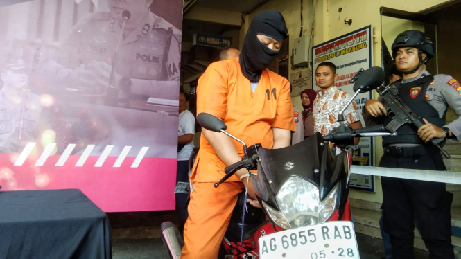 Pelaku naik sepeda motor saat lakukan begal payudara.