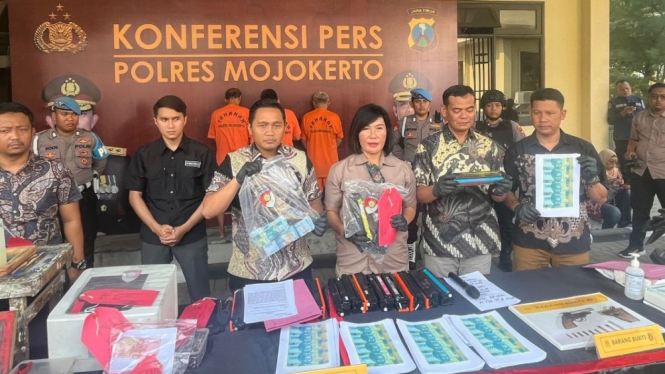 Polres Mojokerto saat mengumumkan tersangka pembuat dan pengedar uang palsu