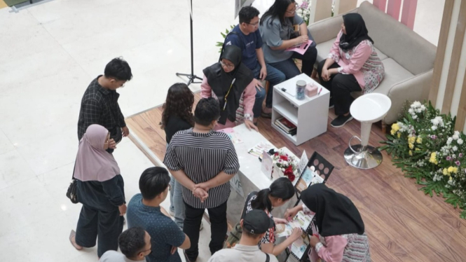 Suasana pameran kesehatan di Atrium Mall Grand City Surabaya