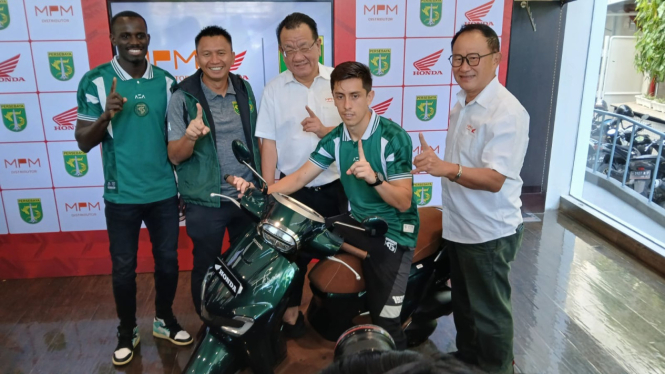 CEO Persebaya (Rompi Hijau) Azrul Ananda