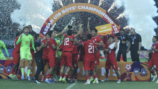 Timnas Indonesia di atas panggung usai juara Piala AFF U-19.