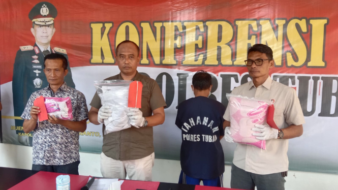 Tersangka pencabulan bocah (baju tahanan) di Polres Tuban.