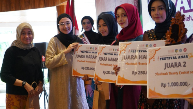 Ketua TP PKK Kediri Eriani Annisa Hanindhito menyerahkan hadiah juara Festival Anak Sholeh