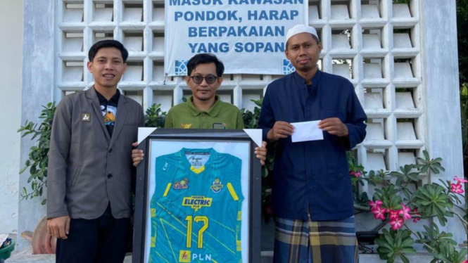 Perwakilan apparel Allegiant menyerahkan lelang jersey Maya Indri