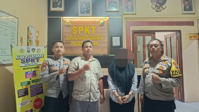 Ratu tipu-tipu saat diamankan polisi di Lamongan