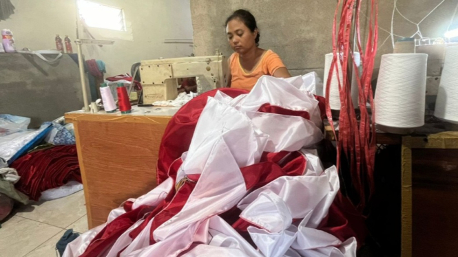 Pengarajin bendera merah putih di Mojokerto