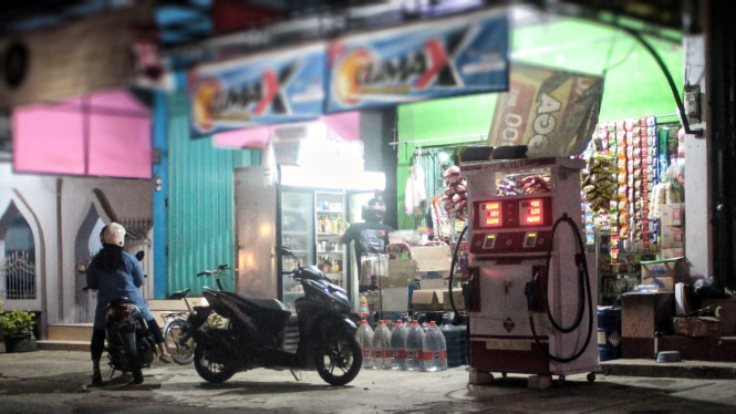 Toko Madura yang berada di dekat Jembatan Lembu Peteng