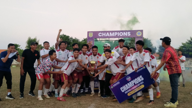 Benjeng FC menjadi juara turnamen sepakbola kelompok umur