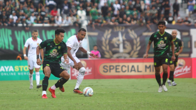 Pemain Persebaya Menggiring Bola