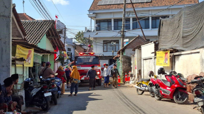 Mobil pemadam kebakaran di Pesantren Lirboyo Kediri.