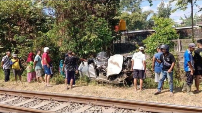 Mobil Avanza tertemper kereta api di Tulungagung.