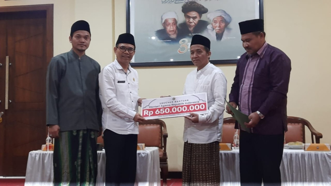 Pondok Pesantren Lirboyo menerima bantuan dari Kemenag RI.