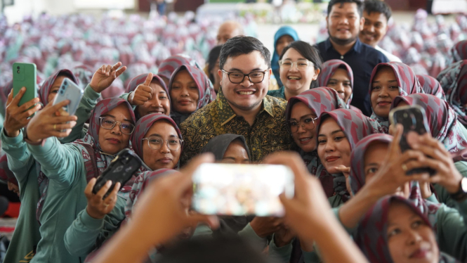 Bupati Kediri Mas Dhito dan pendidik Posyandu berswa foto.