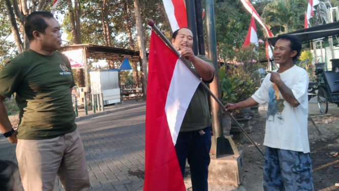 Warga penerima bendera bersama PWI Tulungagung