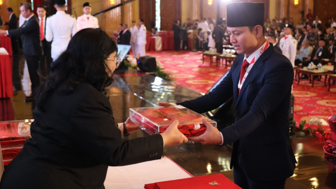 Bupati Trenggalek Mochamad Nur Arifin menerima bendera pusaka dari BPIP RI