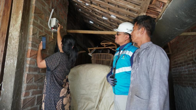 Rumah masyarakat miskin di Jawa Timur sudah teraliri listrik.