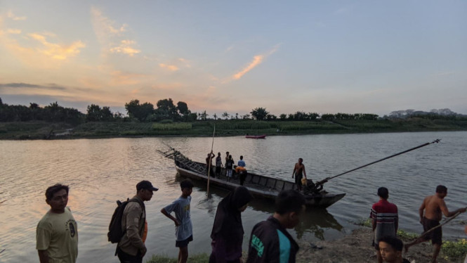 Tim gabungan dan warga mencari korban tenggelam di Bengawan Solo.