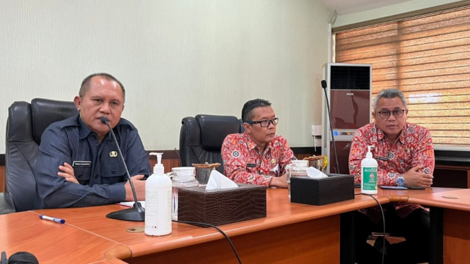 Sekda Kabupaten Mojokerto Teguh Gunarko (kiri)