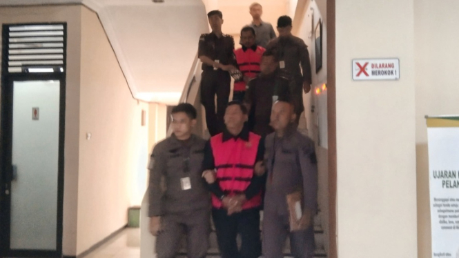 Kades dan Bendahara Desa Batangsaren Tulungagung berompi tahanan kejaksaan usai ditetapkan tersangka korupsi