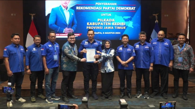 Mas Dhito dan Mbak Dewi terima rekom Demokrat untuk Pilbup Kediri.