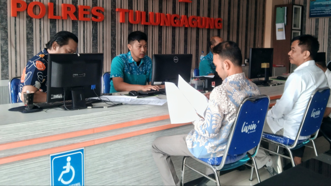 DPC PKB Tulungagung saat melaporkan Lukman Edy di Polres setempat