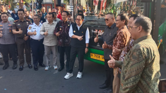 Pj Gubernur Jatim Adhy Karyono saat meresmikan bus Transjatim koridor 4 di alun-alun Lamongan