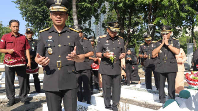 Kakanwil Kememkumham Jatim Heni Yuwono memimpin ziarah di Taman Makam Pahlawan 10 Nopember Surabaya