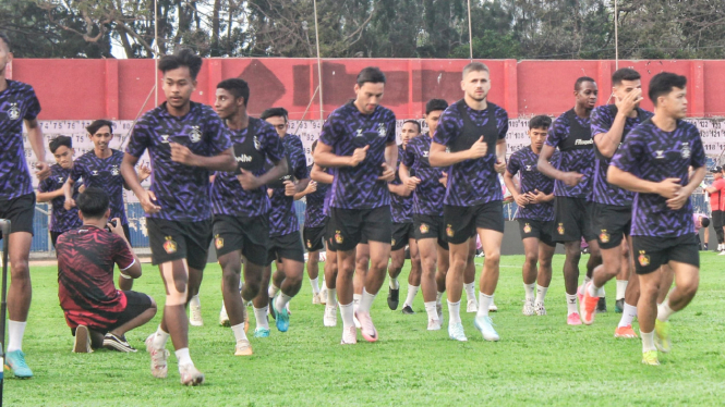 Skuad Persik Kediri Melakukan Latihan