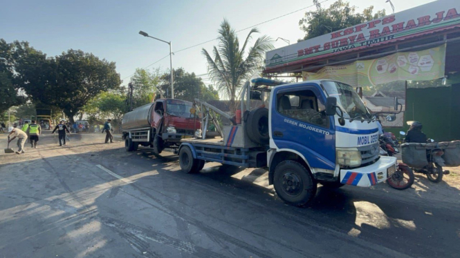 Truk tangki yang terguling di Mojokerto