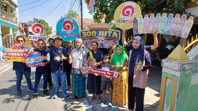 Pemenang Rp300 juta saat foto bersama pemilik Ichitan beserta jajaran di Surabaya