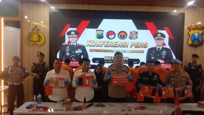 Polisi saat menunjukkan barang bukti narkoba