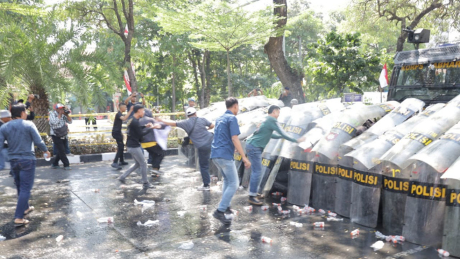 Ribuan personel kepolisian menjalankan simulasi pengamanan Pilkada