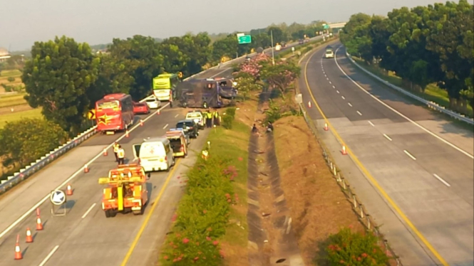 Evakuasi bus kecelakaan di Tol Jombang.