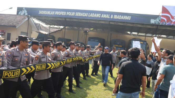 Simulasi aksi demo di depan KPU Kota Mojokerto