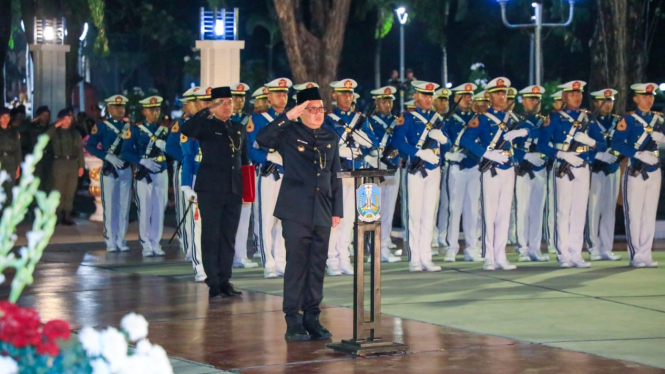 Pj Gubernur Jatim Memimpin Apel Renungan Suci