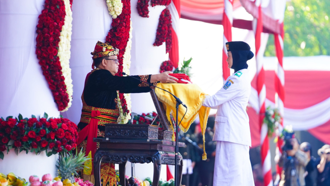 Pj Gubernur Jatim Adhy Karyono Saat Jadi Irup Detik-Detik HUT ke-79 RI