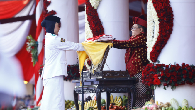 Pj Gubernur Jatim saat upacara HUT RI ke-79 di Grahadi.