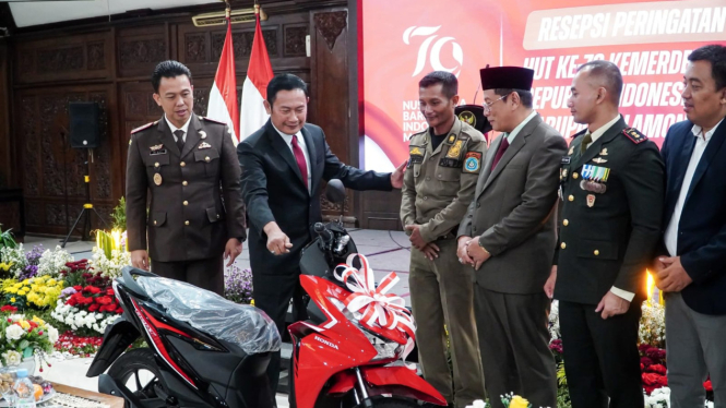 Satpol PP pemanjat tiang bendera dapat hadiah motor