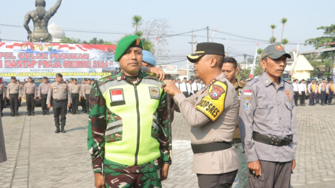 Kapolres Mojokerto AKBP Ihram Kustarto memimpin apel pasukan Operasi Mantap Praja Semeru