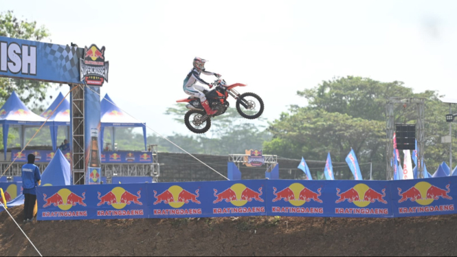 Aksi pembalap di Supercrosser.