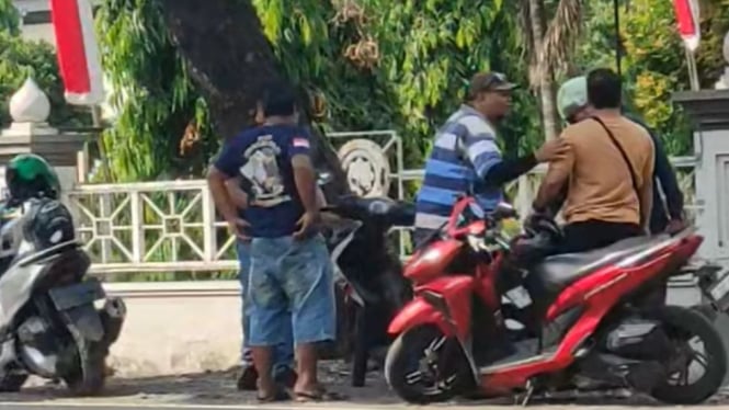 Video viral debt collector tarik motor lunas di Mojokerto.