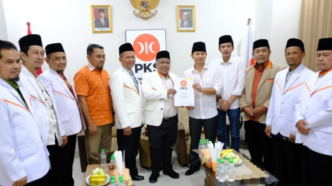 Mochamad Nur Arifin menerima rekom dari PKS