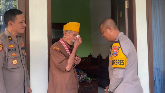 Mbah Amad, eks polisi istimewa, menangis saat dikunjungi Kapolres Mojokerto AKBP Irham Kustarto