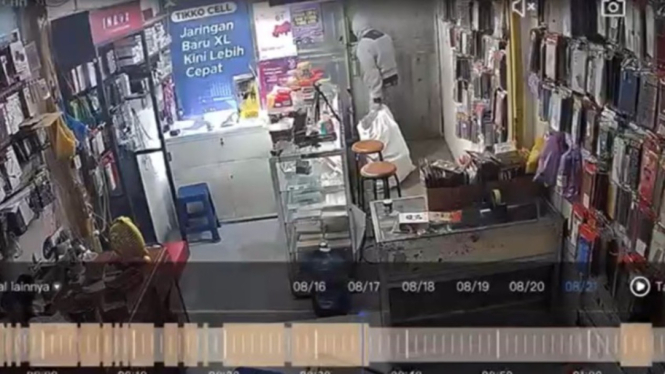 Rekaman CCTV pencurian di toko aksesoris HP di Mojokerto.