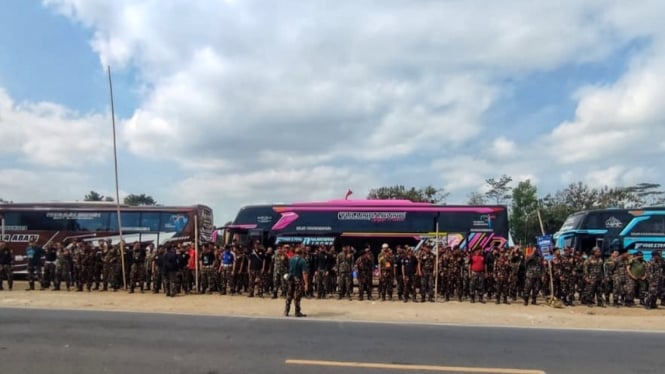 Banser Trenggalek saat akan berangkat ke Bali.