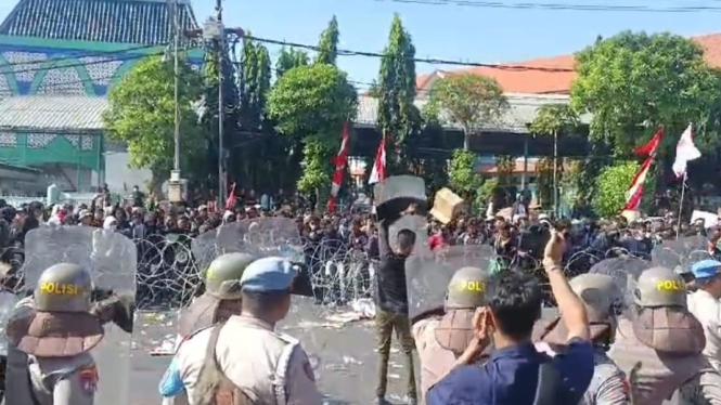 Demo kawal putusan MK di DPRD Jatim sempat ricuh.